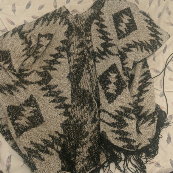 Cute little cardigan/poncho - Picture 1 of 1